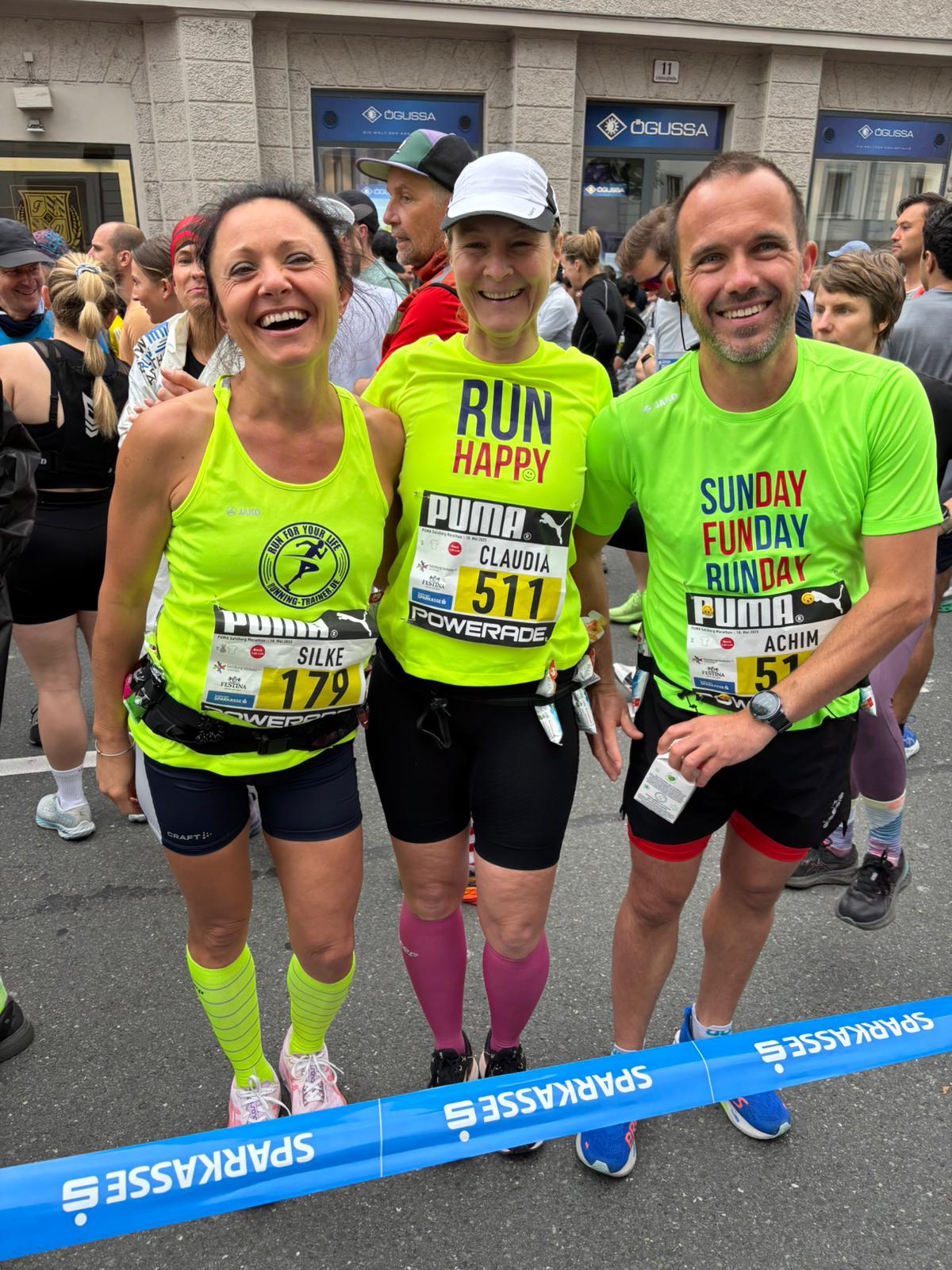 Mit uns läufst du best dressed! 1 Running Trainer Laufshirts beim Wettkampf – Neonfarben und Teamgeist